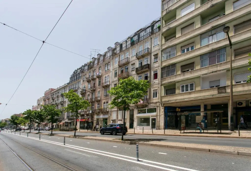 Цены на Lisbon luxury retreat! 2 suites, balcony & views!! в Лиссабоне