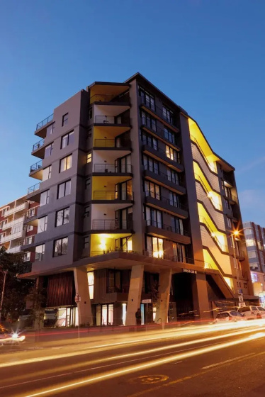 ONE26 ON M - Fluent Serviced Apartments — отель с удобным расположением в Кейптауне