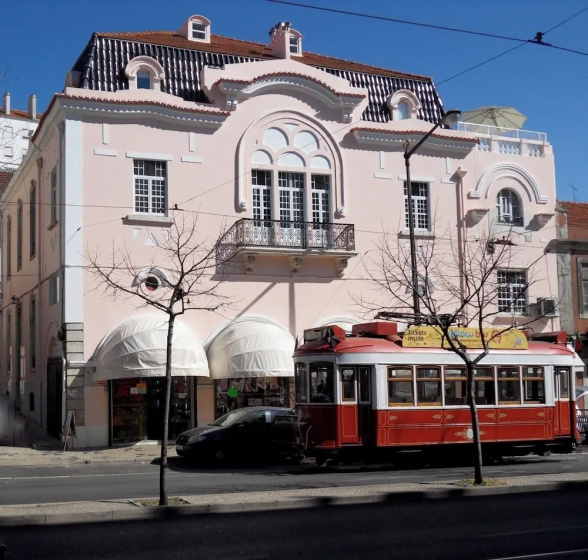 Charming 2 Bedroom Apartment in City Centre Lisboa — отель с удобствами в Лиссабоне