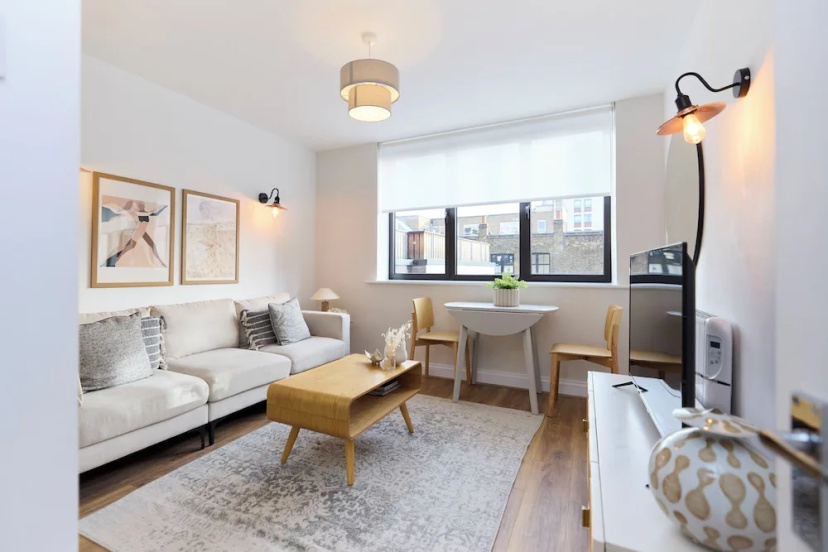 Цены на The Goodge Street Place - Bright 2bdr Flat в Лондоне