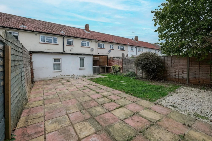 Цены на Modern 4 Bedroom Hse Garden in Feltham в Лондоне
