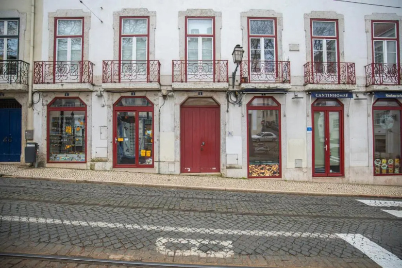 LovelyStay - Distinctive & Unique Apartment next to Sé Cathedral of Lisbon - 5 min to Chiado — отель с удобствами в Лиссабоне