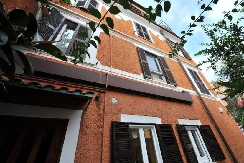 Gorgeous Newly Renovated Flat Near Colosseum! — отель с удобным расположением в Риме