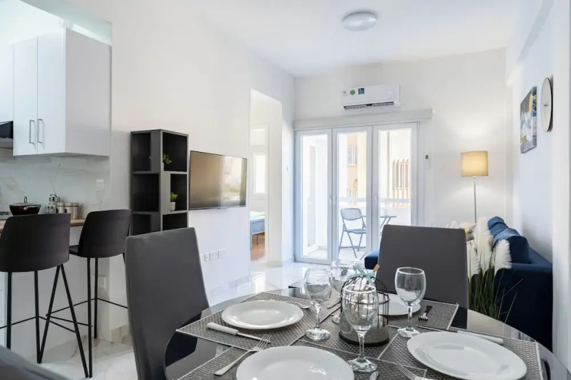 Vibe - 1 BR APt & Balcony in Larnaca — забронировать отель в Ларнака