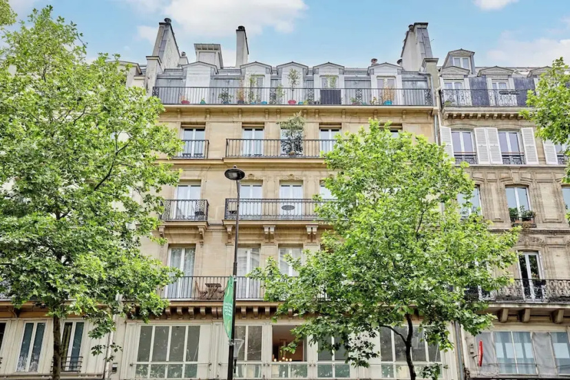 Цены на Luxurious AC Apartment Beaubourg Le Marais в Париже