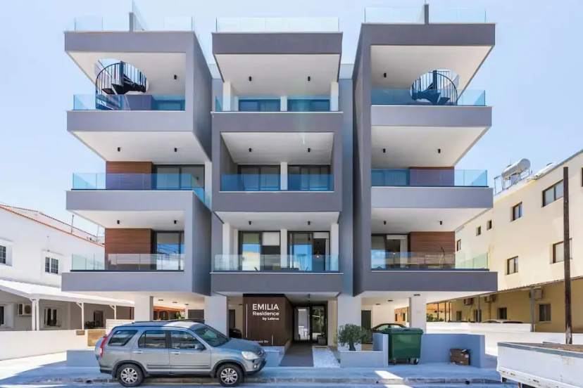 Solenne Stylish 2-BR Apt in Larnaca — отель с удобным расположением в Ларнака