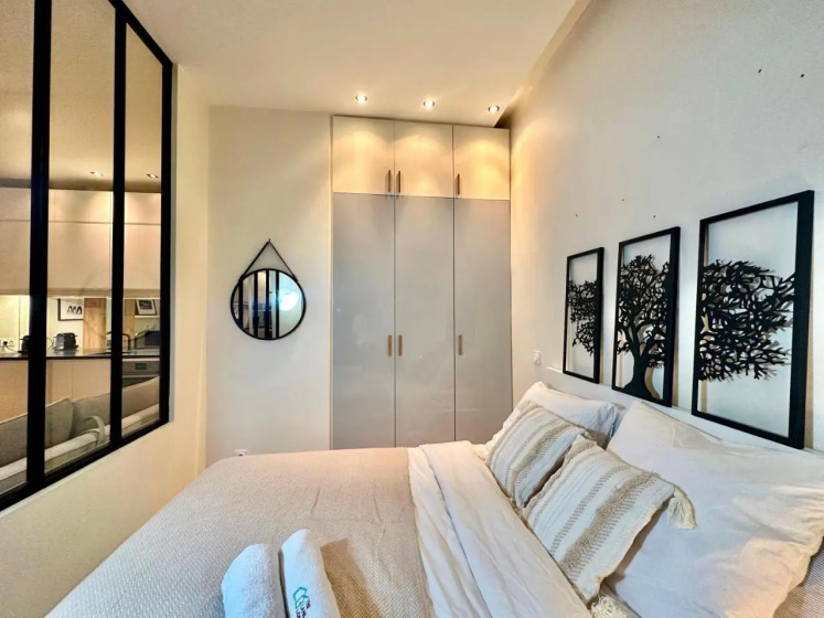 Family Apartment In Front Of The Eiffel Tower — отель с удобным расположением в Париже