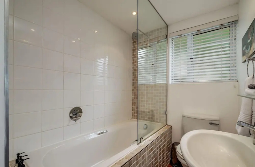 Camps Bay Holiday Apartment w Private Pool CBT Palm Suite 2 — отель в Кейптауне, Южноафриканская Республика