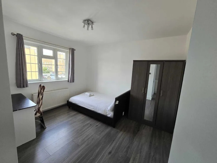 Room in Guest Room - Limehouse Townhomes Modern Spacious Serviced Double Room — забронировать отель в Лондоне