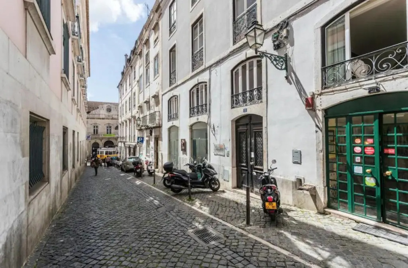 Beautiful and Stylish 5BR in the heart of Chiado — комфортный отель в Лиссабоне