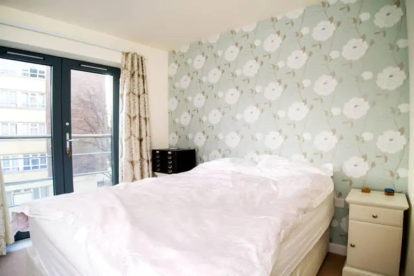 Цены на Homely 2 Bedroom Apartment in Bow в Лондоне