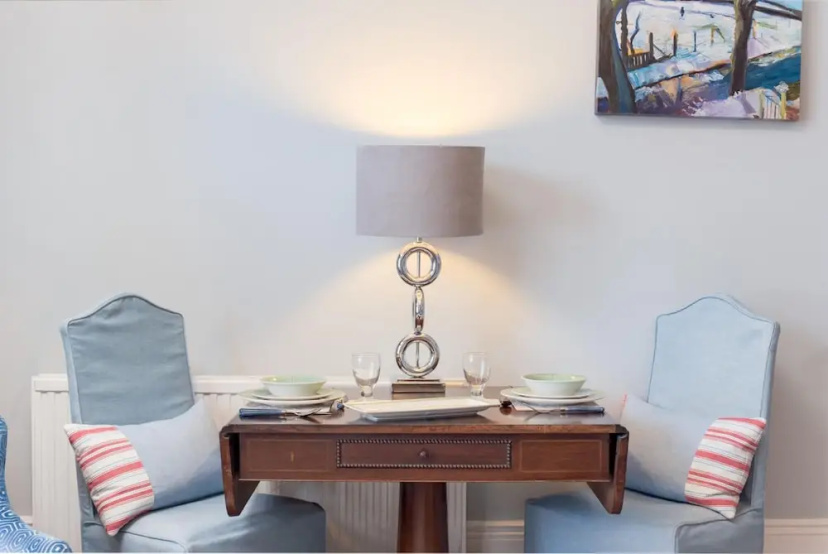 Charming Flat in Leafy West London by Underthedoormat 2 — отель в Лондоне, Соединенное Королевство
