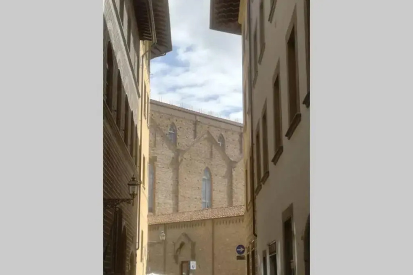 Santa Croce. Quiet, large and luminous loft — забронировать отель в Флоренции