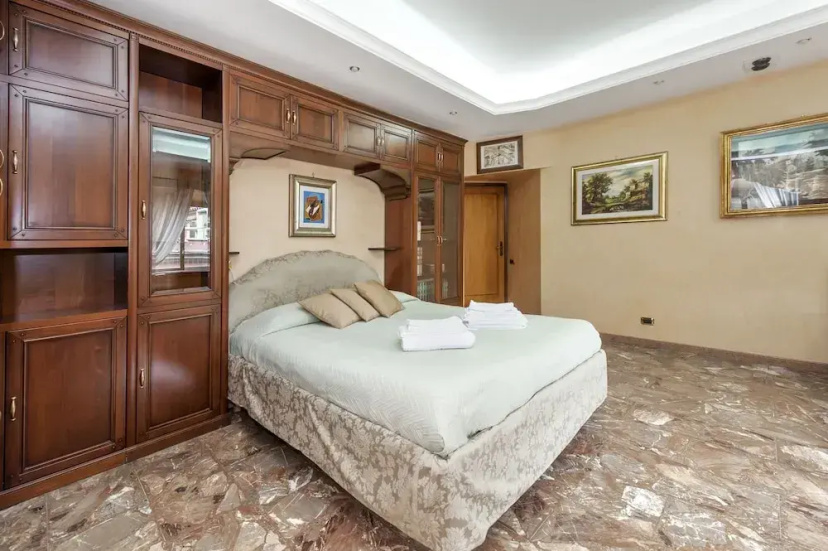 Charming Roma Apartment With 3 Bedrooms — отель в Риме, Италия
