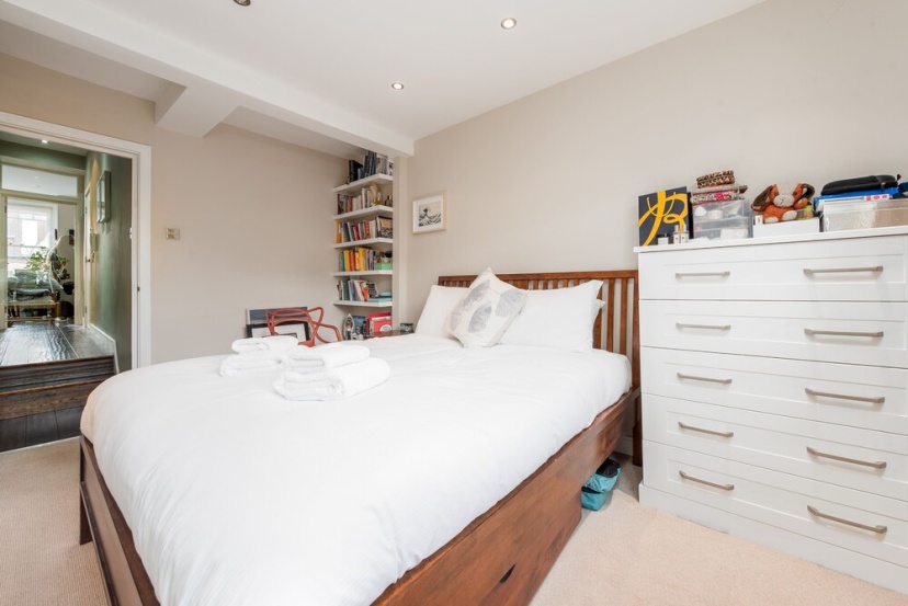 Supreme Hampstead Home Next to Hampstead Heath by Underthedoormat — забронировать отель в Лондоне