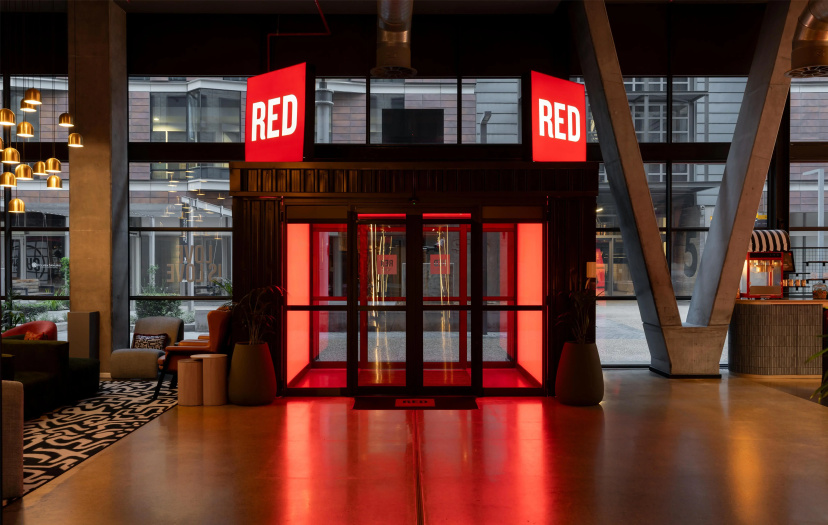 Radisson RED V&A Waterfront, Cape Town — отель в удобной локации в Кейптауне