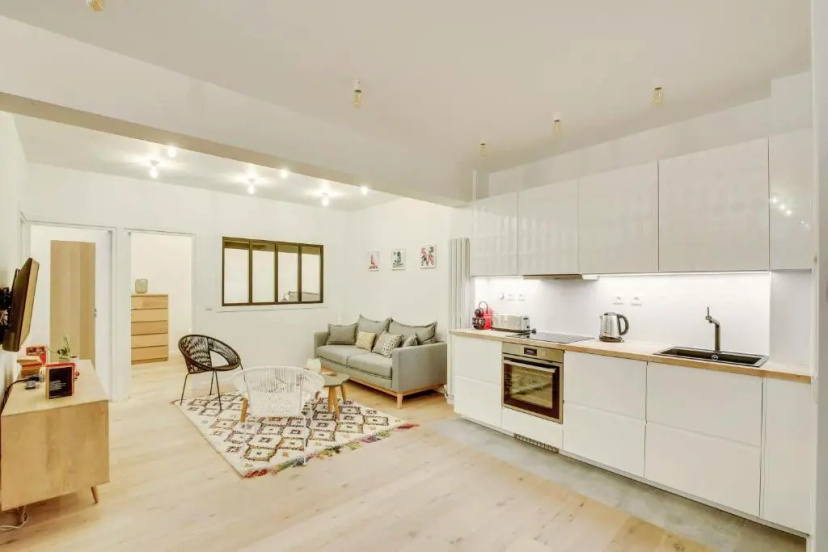 Цены на Central & Stylish Renovated Parisian Apt / 6-8 Guests в Париже