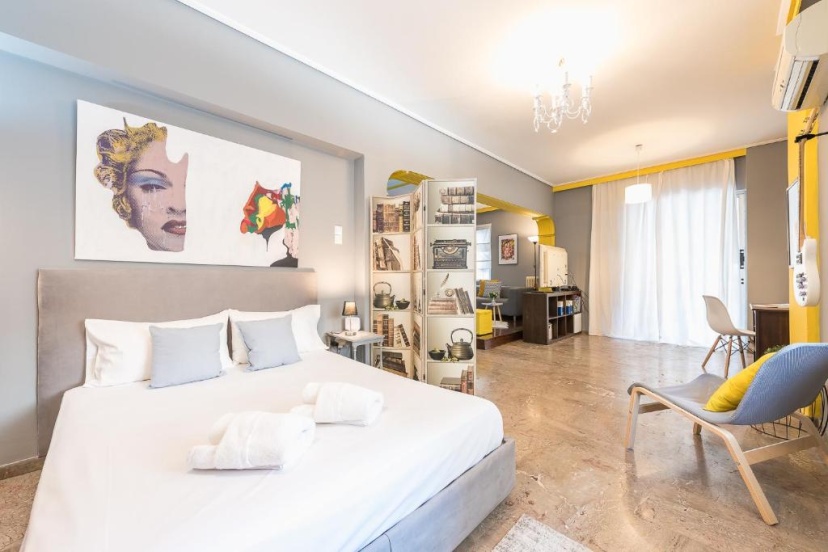 Цены на Stylish Apartment with Balcony  by Cloudkeys в Афины