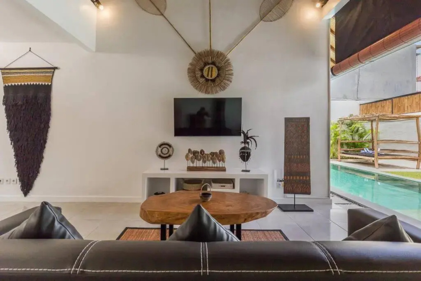 Oberoi new 4 bedr villa 5min walk from eat street&Beach — отель с удобным расположением в Кута