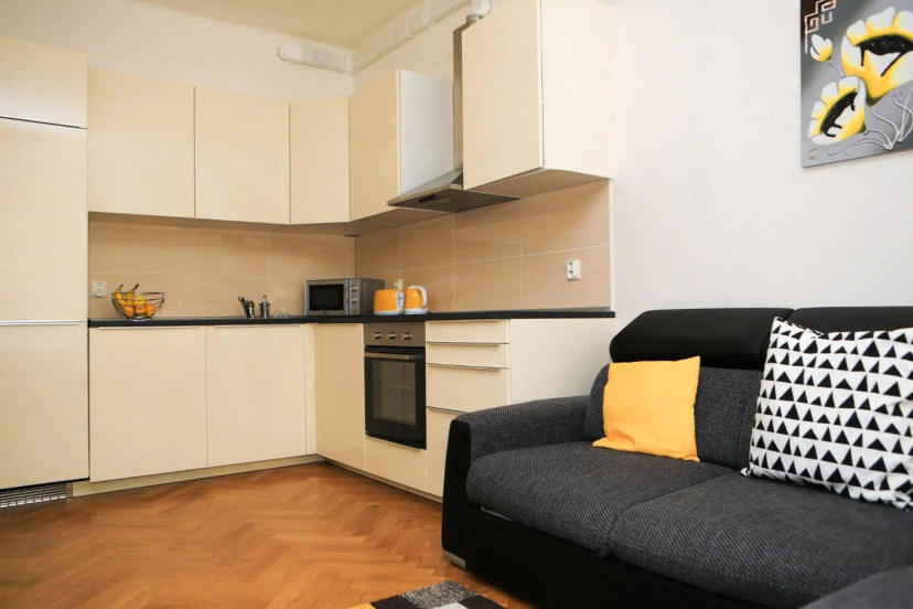 Yellow apartment few steps from metro — отель с удобным расположением в Праге