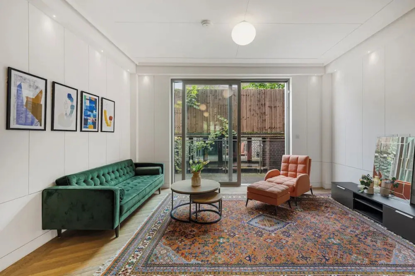 Spacious 5 Bdrm Townhouse in Camden — отель с удобным расположением в Лондоне