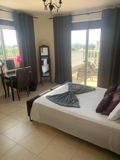 Nissi Golden Sands A1 D24 Corner Top Penthouse apartment — отель с удобным расположением в Айя-Напа