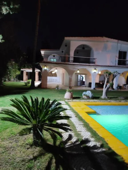 Lovely spacious five bedroom villa with a pool — забронировать отель в Александрии