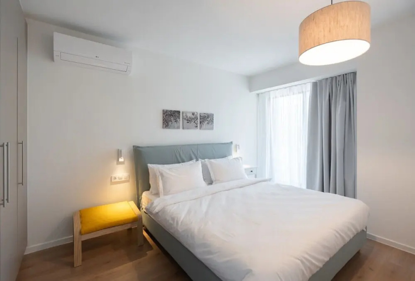 Цены на LIV Athinum 1 - Luxury Apartment 1B в Афины