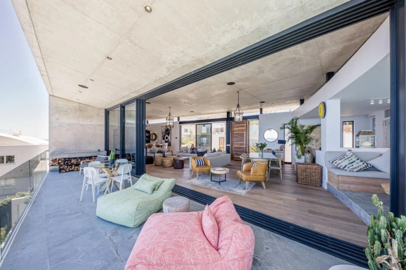 Цены на Spectacular Ocean Villa in Camps Bay в Кейптауне