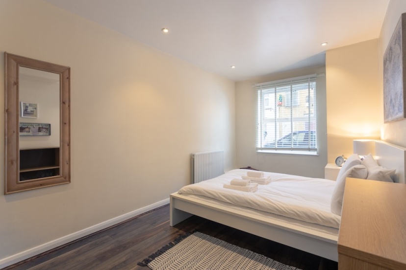 Stylish 4 Bedroom Property in East London — забронировать отель в Лондоне
