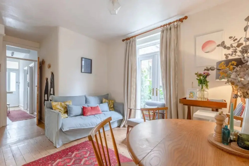 Newly Renovated 2 Bedroom Apartment in Earlsfield With Garden — отель с удобным расположением в Лондоне