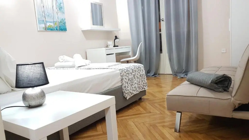 Olive Apartment- Athens Center, 4 BD, 1.5 BATH — отель в Афины, Греция