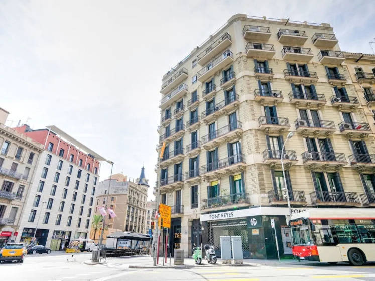 Luxurious Apartment for 9 People Recently Renovated in the Center of Barcelona — комфортный отель в Барселоне
