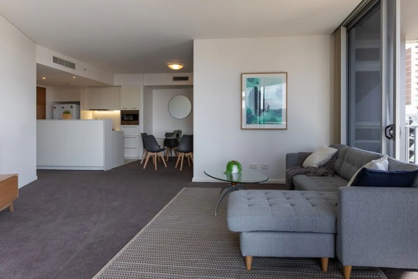Modern Harbourside Apartment With A View — отель с удобным расположением в Сиднее