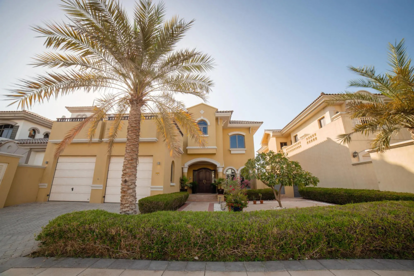 Deluxe 4BR Palm Villa | Private Beach & Pool with Complimentary Golf — отель с удобствами в Дубае