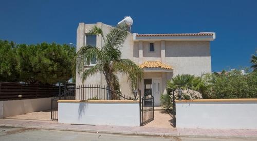 The Ultimate 5 Star Holiday Villa in Protaras with Private Pool And Close To the Beach, Protaras Villa 1316 — забронировать отель в Протарас