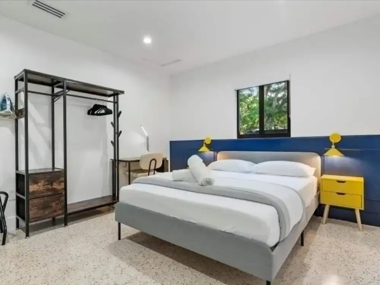 Цены на Sleek Modern Miami Getaway With Pool Oasis в Майами