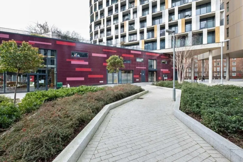 Chic & Contemporary Studio Apartment With Balcony in East London — отель с удобным расположением в Лондоне