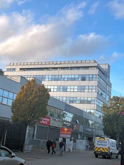 MJ - Entire Serviced apartment for 6 Guests - Next to Tube station Skyline View - London — отель с удобным расположением в Лондоне