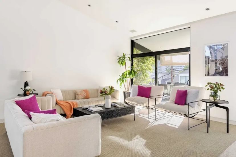 Kings Road West Hollywood Luxury Pool, Views, Firepit, Modern Design — отель с удобным расположением в Лос-Анджелесе