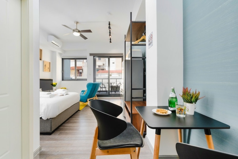 Sanders Home Suites - Charming Downtown Studio — отель с удобствами в Афины