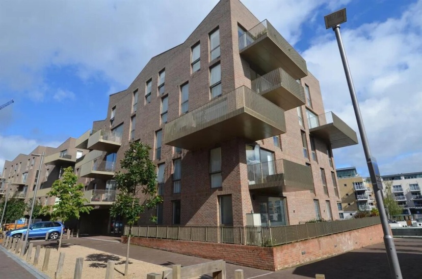 Luxury 3-bed Top Floor Penthouse in Brentford — забронировать отель в Лондоне