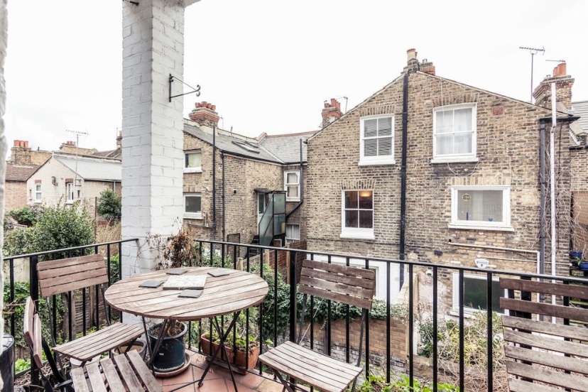 Цены на 2 Bedroom Apartment With Balcony Near Battersea Park в Лондоне