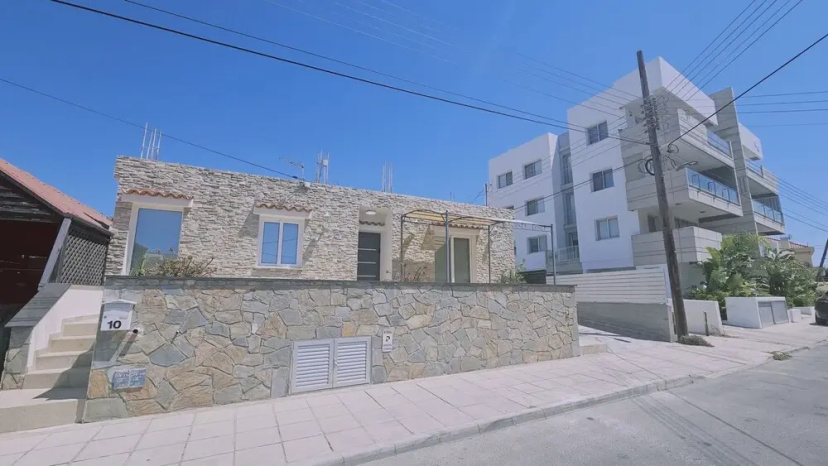 148 Lim- Stay Synergy House — отель с удобным расположением в Лимассол