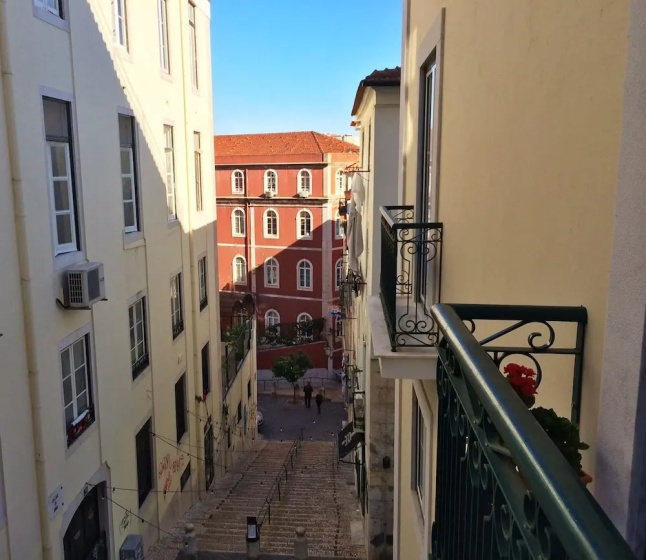The Bonsai Apartment at Glamorous Chiado — отель с удобным расположением в Лиссабоне