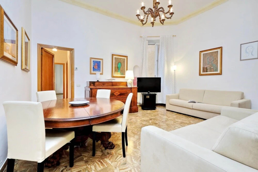 Spacious and quiet 150 sqm apartment steps away from Teatro dell'Opera — забронировать отель в Риме