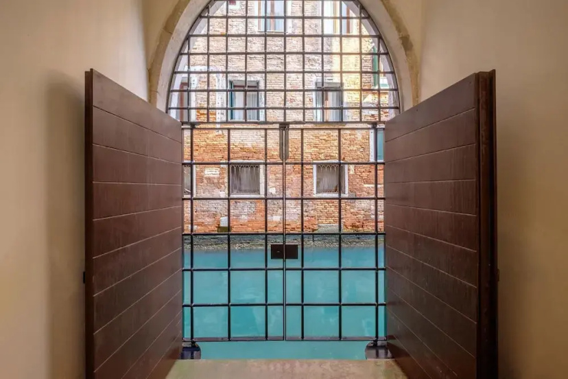 Lido - Stylish San Marco Apartment on Grand Canal — отель с удобным расположением в Венеции