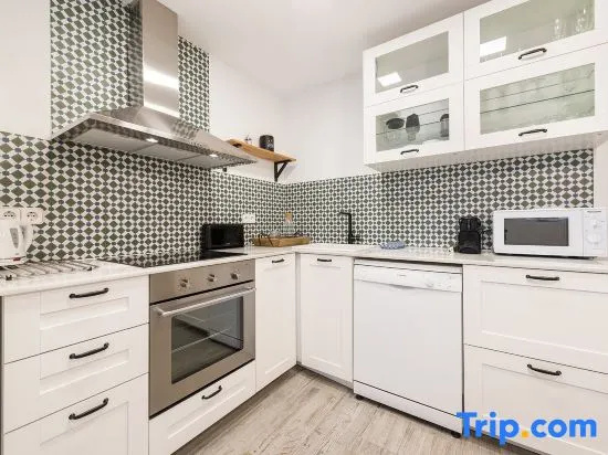 Spacious Apartment near Famous Plaza de Chueca. Chueca — отель с удобным расположением в Мадриде