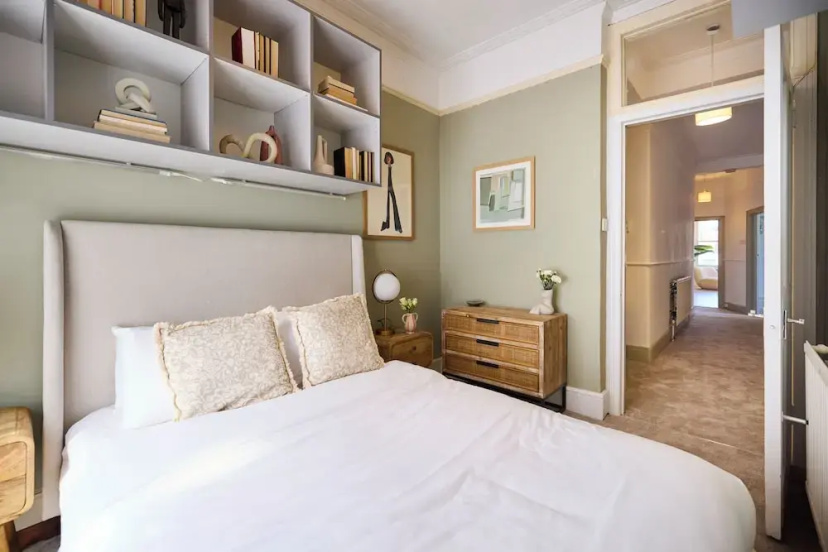 Classic Edwardian Flat near Emirates — отель с удобным расположением в Лондоне