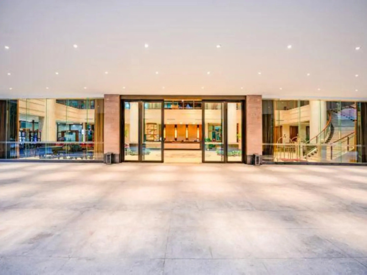 Haikou Weihao Hot Spring Hotel (Provincial Government Riyue Square) — отель в удобной локации в Хайкоу